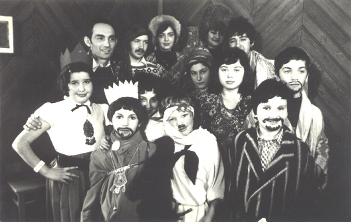 Детский Пуримшпиль в&nbsp;Подмосковье, ст. Быково.1978-79 годы.
Слева направо, 1‑й ряд: Олег Гоголев, Эфраим Розенштейн, Максим Холмянский. 2‑й ряд: Кира Вольвовская, ?, Лена Гуревич, Боря Другов-Бегун. Сразу за&nbsp;Леной Гуревич&nbsp;&mdash; Полина Гройс. Последний ряд: Аарон Гуревич, Евгений Финкельберг, Лена Фукс, ?, ?.
(Из&nbsp;фонда Аарона Гуревича).