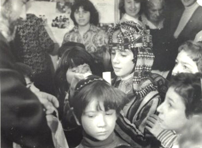 Детский Пуримшпиль в&nbsp;Москве, 1979&nbsp;г.
Зрители общаются с&nbsp;актерами после спектакля.
(Из&nbsp;фонда Аарона Гуревича).