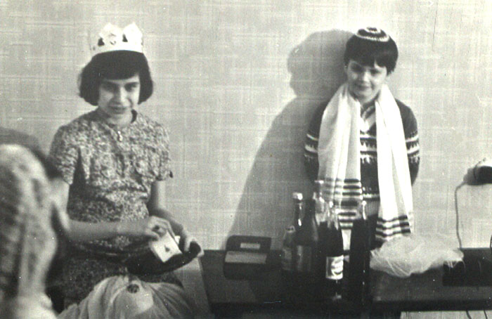 Детский Пуримшпиль в&nbsp;Москве, 1979&nbsp;г.
Оля Кричевская и&nbsp;Давид Эссас
(Из&nbsp;фонда Аарона Гуревича).