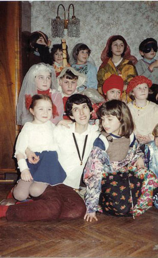 Пуримшпиль на&nbsp;квартире Анны и&nbsp;Владимира Лифшицев. Ленинград, 1984&ndash;85&nbsp;гг.
Лена Романовская с&nbsp;детьми в&nbsp;костюмах перед представлением.
Первый ряд, слева направо: Лиза Макушкина (Элишева Эзер), Лена (Илана) Романовская, Саша Романовская. Верхний ряд, слева направо: Маша Лифшиц (в&nbsp;бороде), Эля Аш (с&nbsp;веником), Оля Эльман, Лиза Чернявская, Максим Кельман.