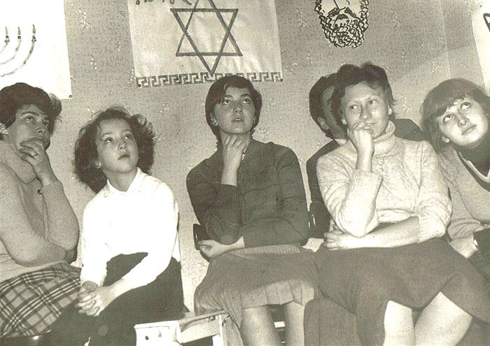 Ханука на&nbsp;квартире Романовских. Ленинград, 1982&nbsp;г.
Зрители. Слева направо: жена Изи Когана Софа, их дочери Эся и&nbsp;Аня, Дина Эльман, Женя Утевская.
(Из&nbsp;фонда Лены (Иланы) и&nbsp;Даниила Романовских).