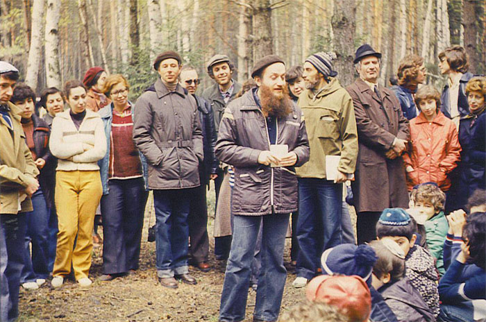 Эссас задает вопросы по&nbsp;Торе. Дети призадумались. Родители слушают, «болеют» за&nbsp;своих чад. В&nbsp;центре фото Элиягу Эссас. Справа от&nbsp;него в&nbsp;вязаной шапочке Арон Гуревич, слева за&nbsp;Эссасом (в&nbsp;кепке) улыбающийся Борис Чернобыльский (покойный).