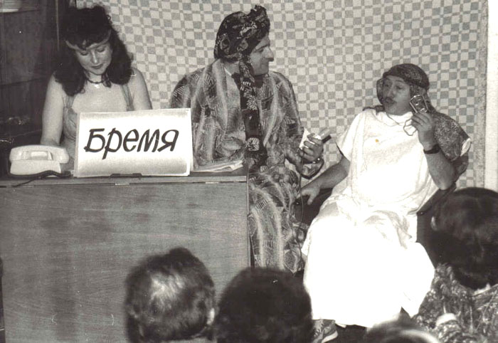 Пуримшпиль в&nbsp;квартире семьи Лифшиц, Ленинград, 1987&nbsp;г.
Слева направо: Алла Цвеир и&nbsp;Саша Шаинский в&nbsp;роли дикторов, берущих интервью у&nbsp;Леонида Гитлина в&nbsp;роли Амана.
(Из&nbsp;фонда Семена Фрумкина).