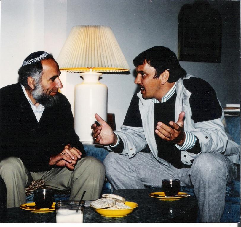 В&nbsp;доме семьи Матар. Слева направо: Йосеф Бегун, ?. Иерусалим, 1988&nbsp;г.
