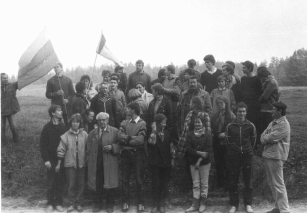 Группа литовских и&nbsp;еврейских добровольцев перед началом работ на&nbsp;еврейском кладбище.