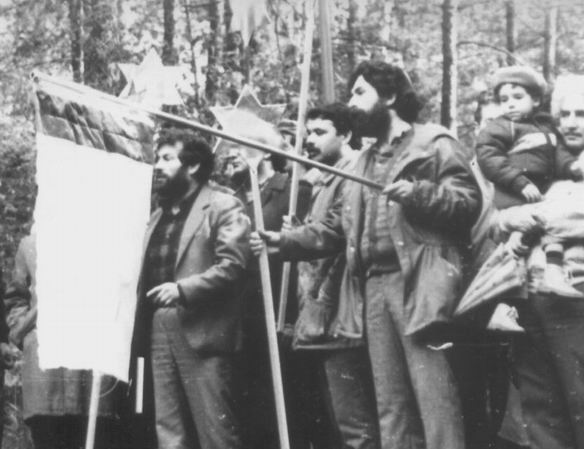 «Марш жизни» из&nbsp;Понар в&nbsp;Вильнюс. Слева направо: Гершон Белицкий, ?, ?, со&nbsp;склонённым флагом&nbsp;&mdash; Григорий Альпернас. 1989&nbsp;г.